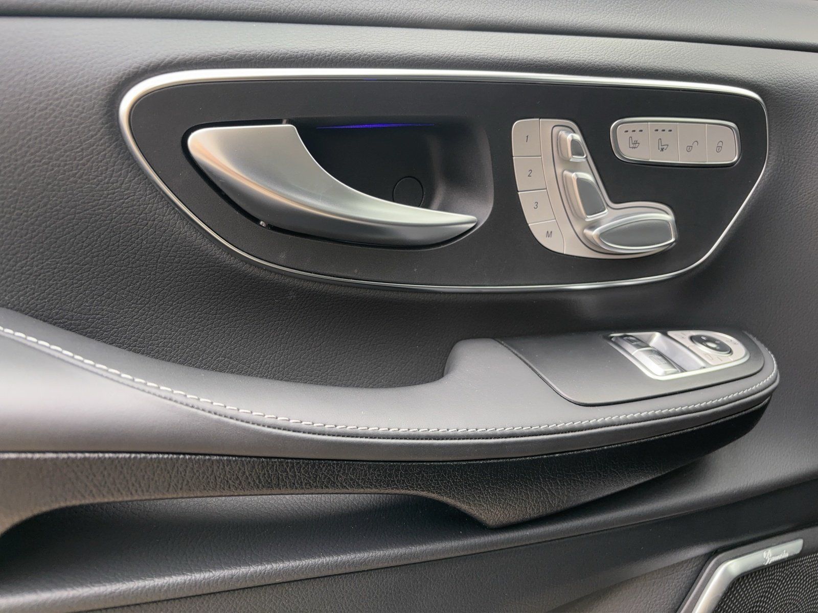 Fahrzeugabbildung Mercedes-Benz V 300 d L 4M EXCLUSIVE AMG AIRMATIC AHK Standhzg