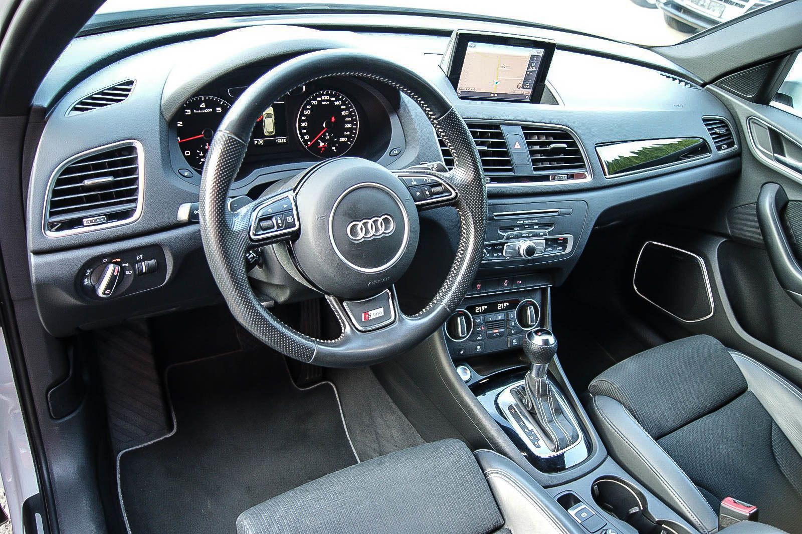 Fahrzeugabbildung Audi Q3 14TSI S-tronic S-LINE PLUS 20-ZOLL PANO BOSE