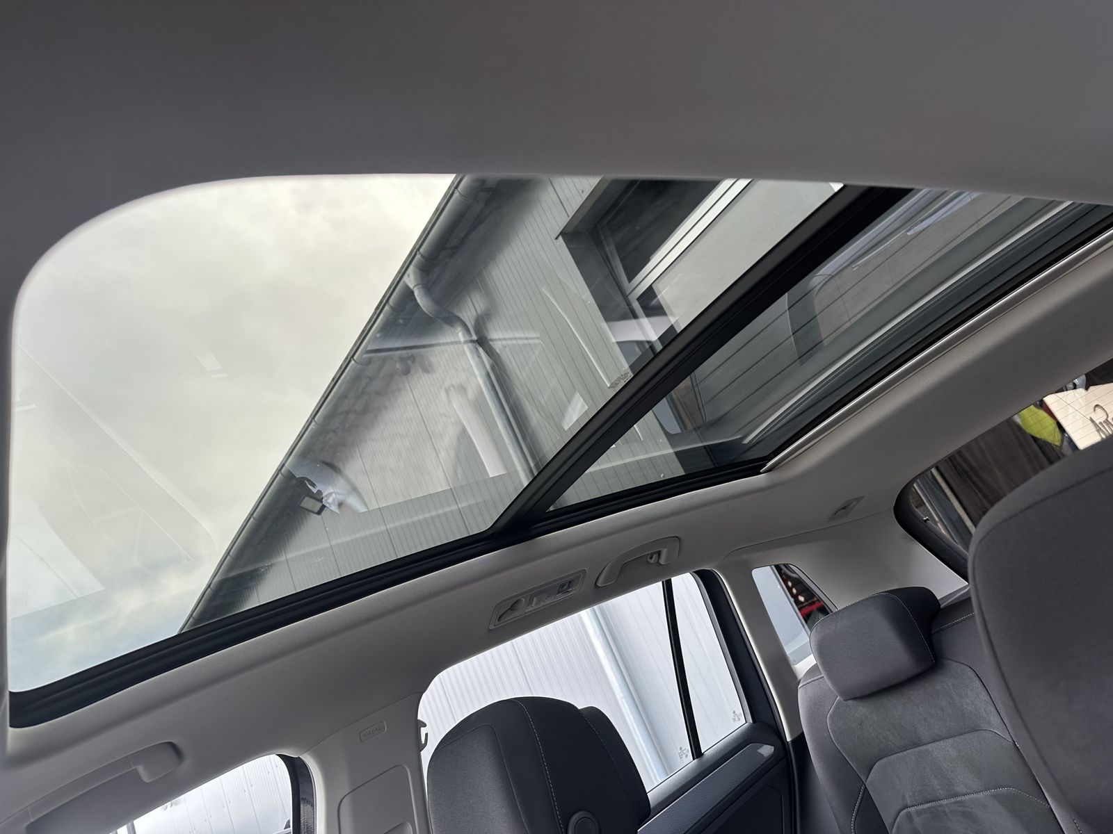 Fahrzeugabbildung Volkswagen Tiguan 2.0 TDI DSG 4M Life NAV+LED+KAM+PANO+AHK