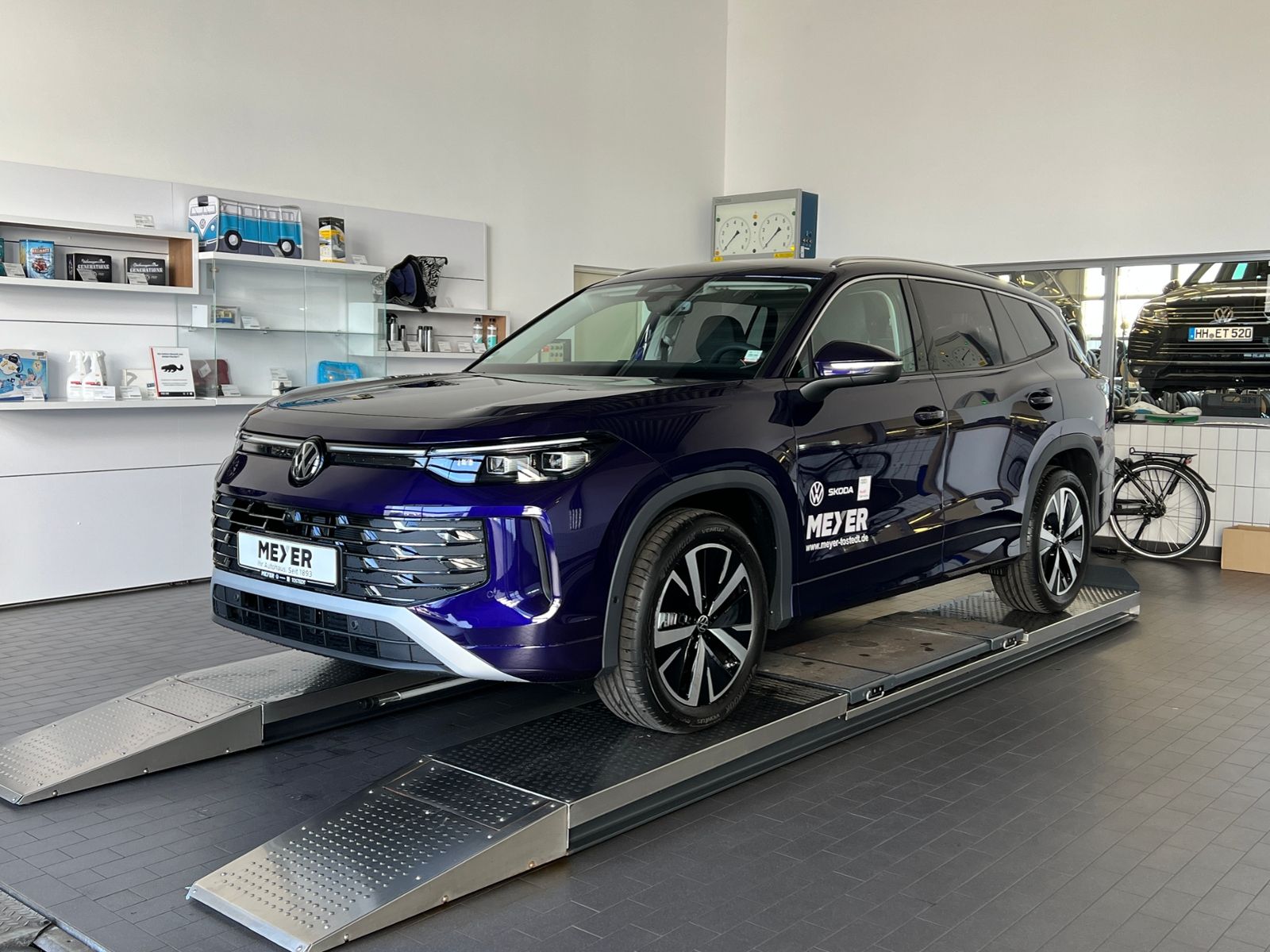 Fahrzeugabbildung Volkswagen Tayron Elegance 1.5 eTSI DSG *AHK, LED, 7-Sitze,