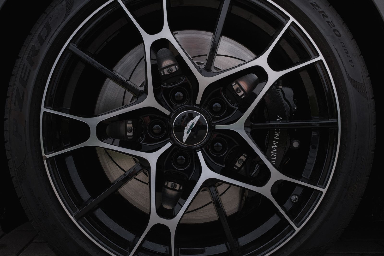 Fahrzeugabbildung Aston Martin V8 Vantage-Roadster-AM Spezialfarbe-Sport Plus.