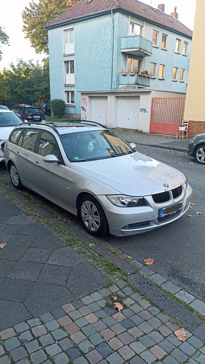 BMW 320 2007 — салон