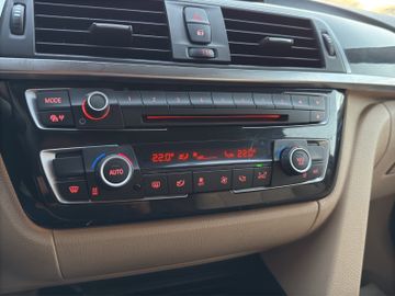 BMW 318 d Touring xDrive Luxury Line*LED*NAVI*PDC