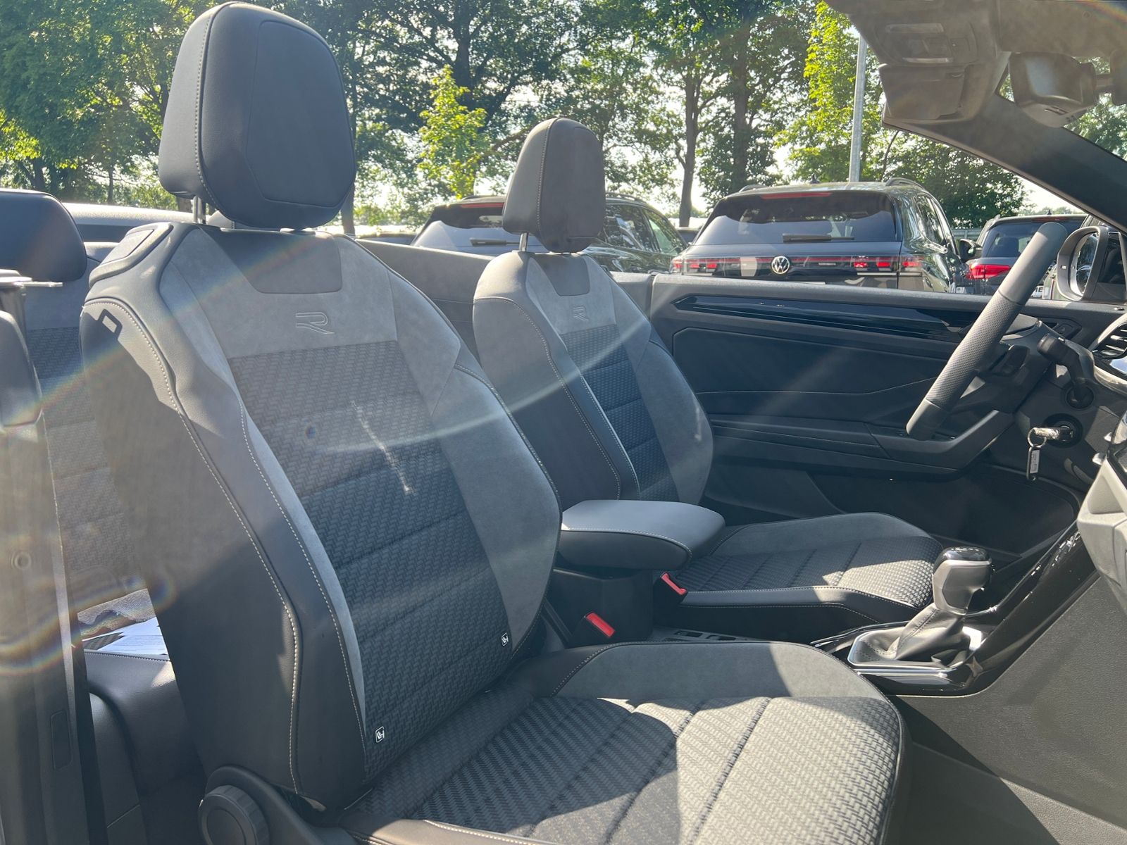 Fahrzeugabbildung Volkswagen T-Roc Cabriolet  R-Line 1.5 TSI DSG *AHK, Black