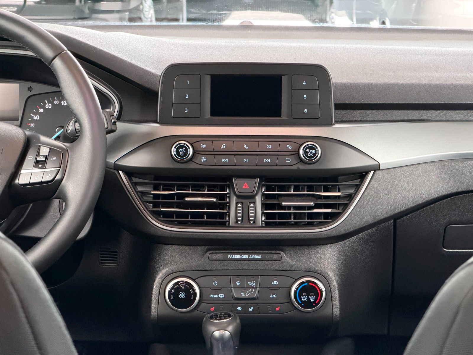 Fahrzeugabbildung Ford Focus Limousine 1.0 Trend  "Winter-Paket  Klima"