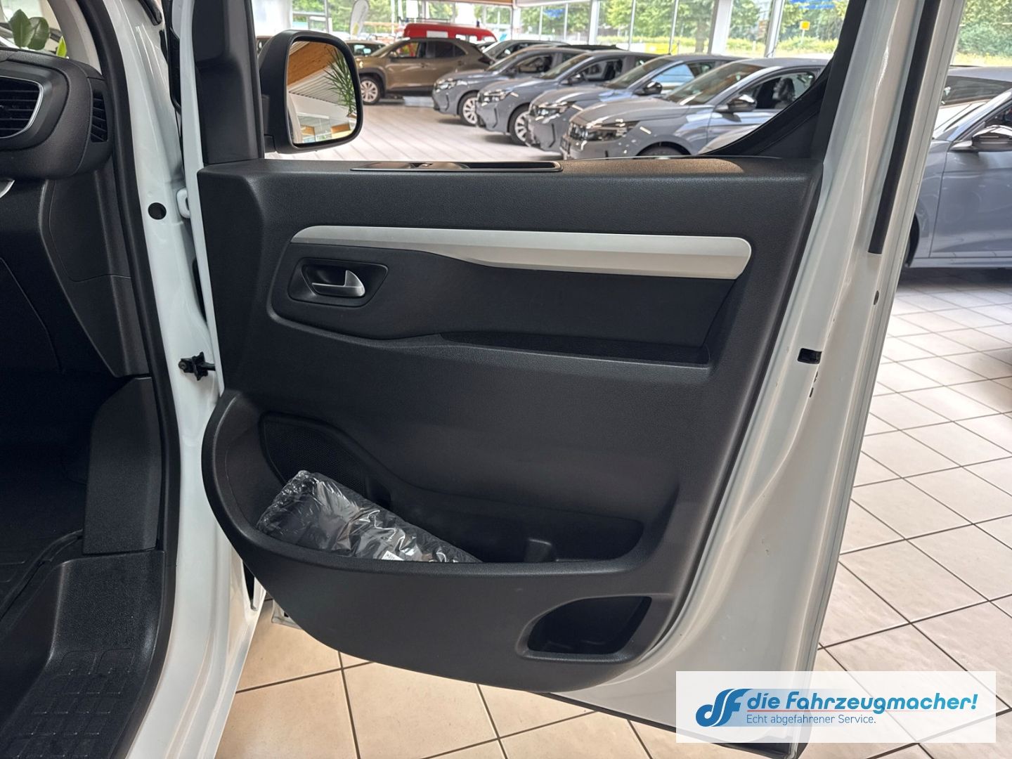 Fahrzeugabbildung Opel Vivaro Kasten -e Elegance L 75 kWh HUD Navi Appl