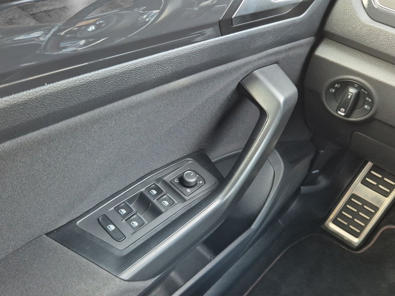 Fahrzeugabbildung Volkswagen T-Roc 1.5 TSI Sport LED Navi