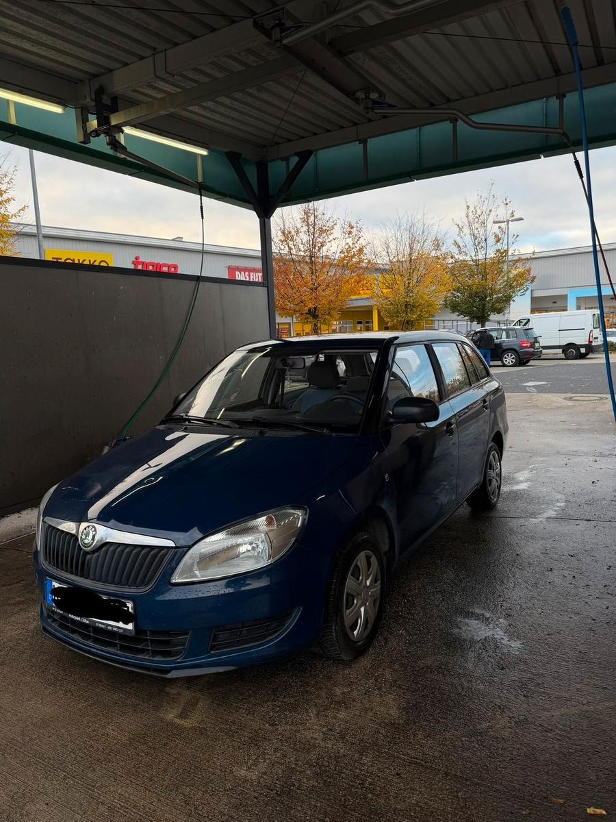 Skoda Fabia 2012 — rear view
