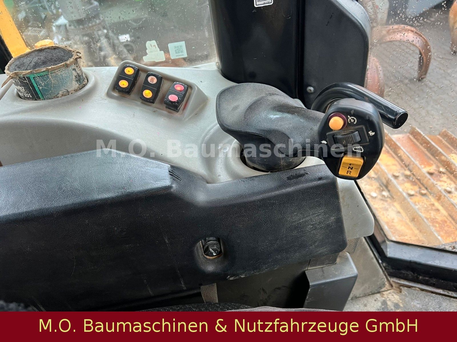 Fahrzeugabbildung CAT D6N LGP / 6. Wegeplanierschild /Trimble Leaser