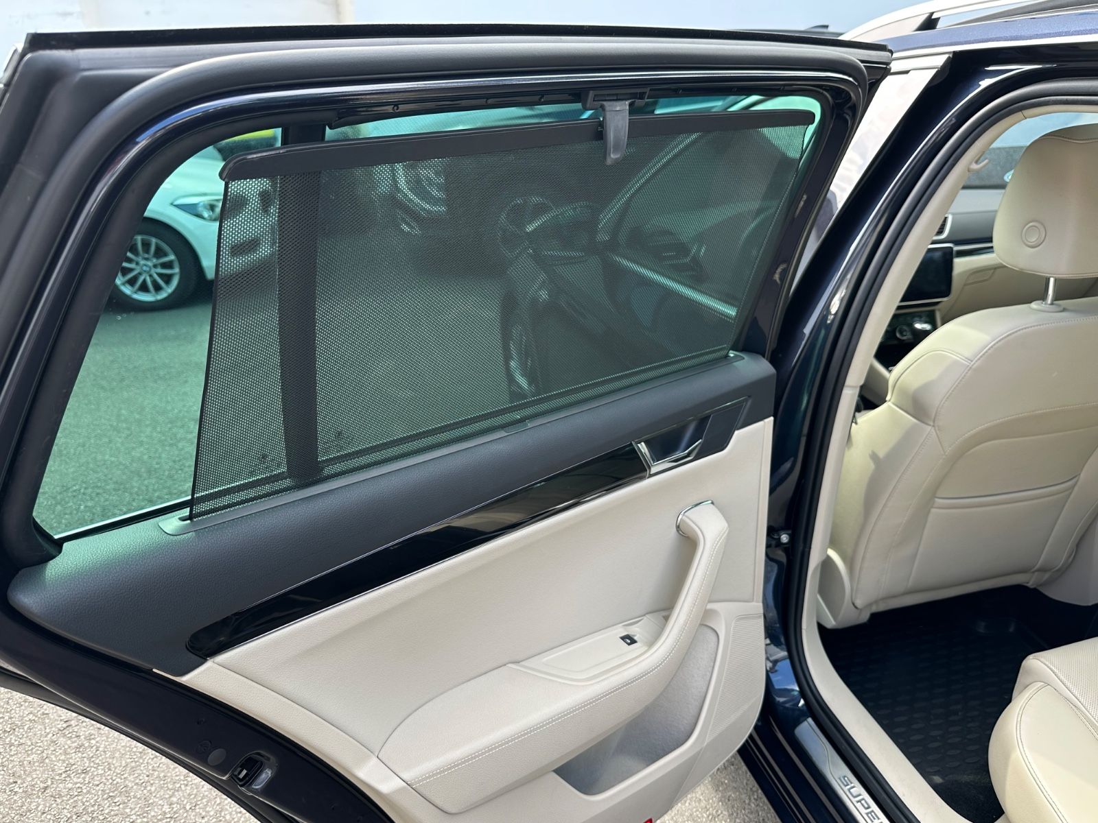 Skoda Superb Combi L&K 4x4 Leder Standhzng AHK Pano foto 10
