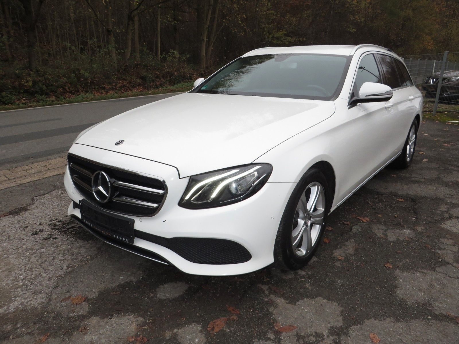 MERCEDES-BENZ E 220