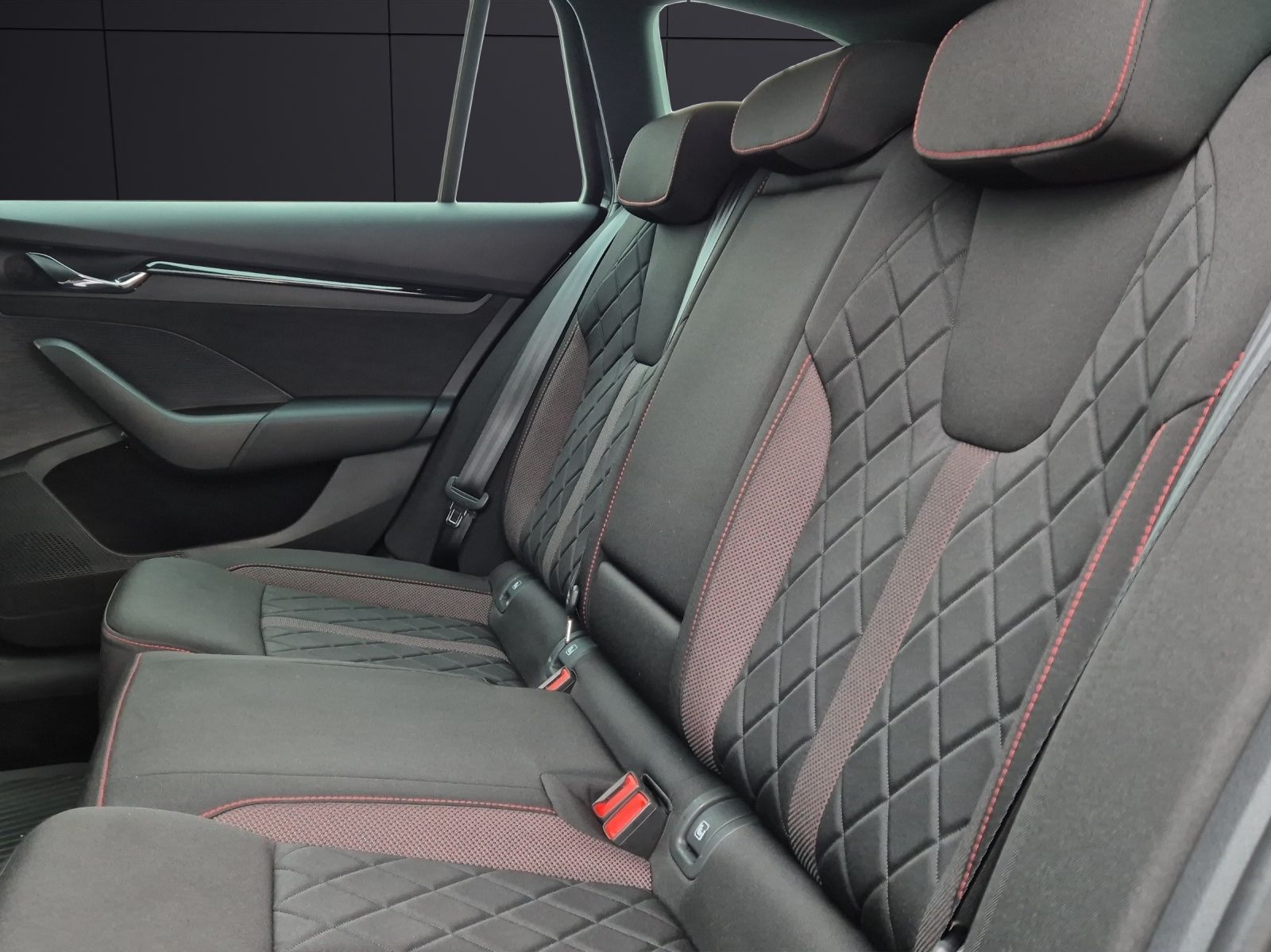 Fahrzeugabbildung SKODA Octavia Combi TDI RS DSG 4x4 Matri Navi AID HUD