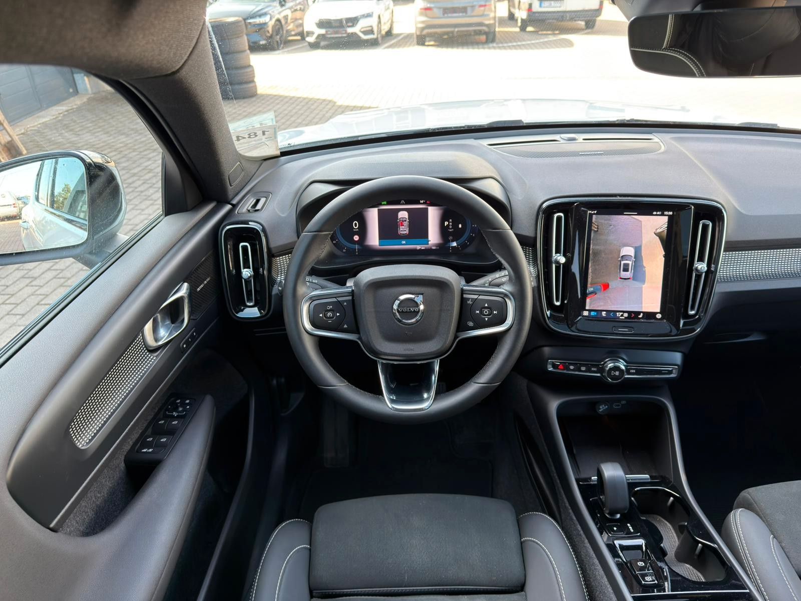 Fahrzeugabbildung Volvo XC40 B4 AWD Ultimate Dark*PANO*STDHZG*360°*ACC