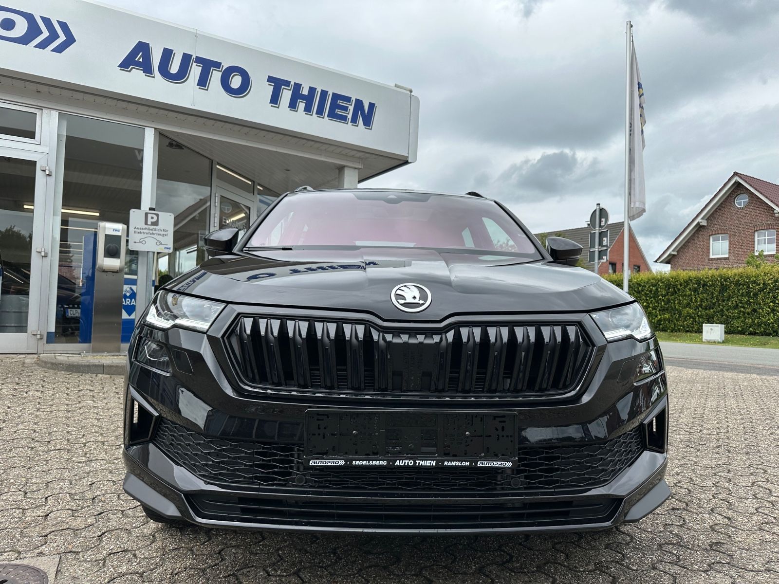 Fahrzeugabbildung SKODA Karoq 2.0 TSI Sportline 4x4 Pano/Matrix/ACC/Navi