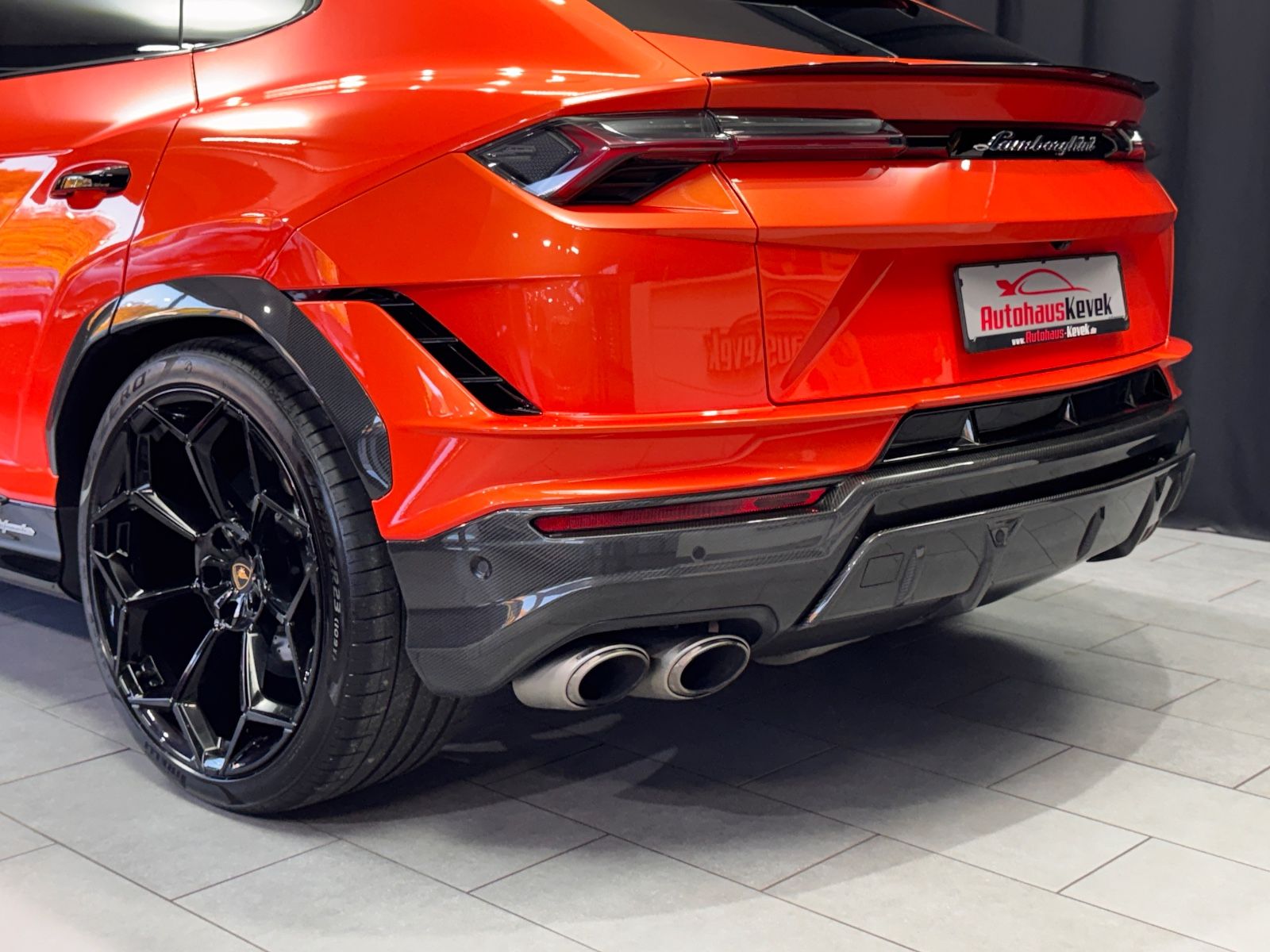 Fahrzeugabbildung Lamborghini Urus Performante|FULL-CARBON|AKRAPOVIC|MASSAGE|
