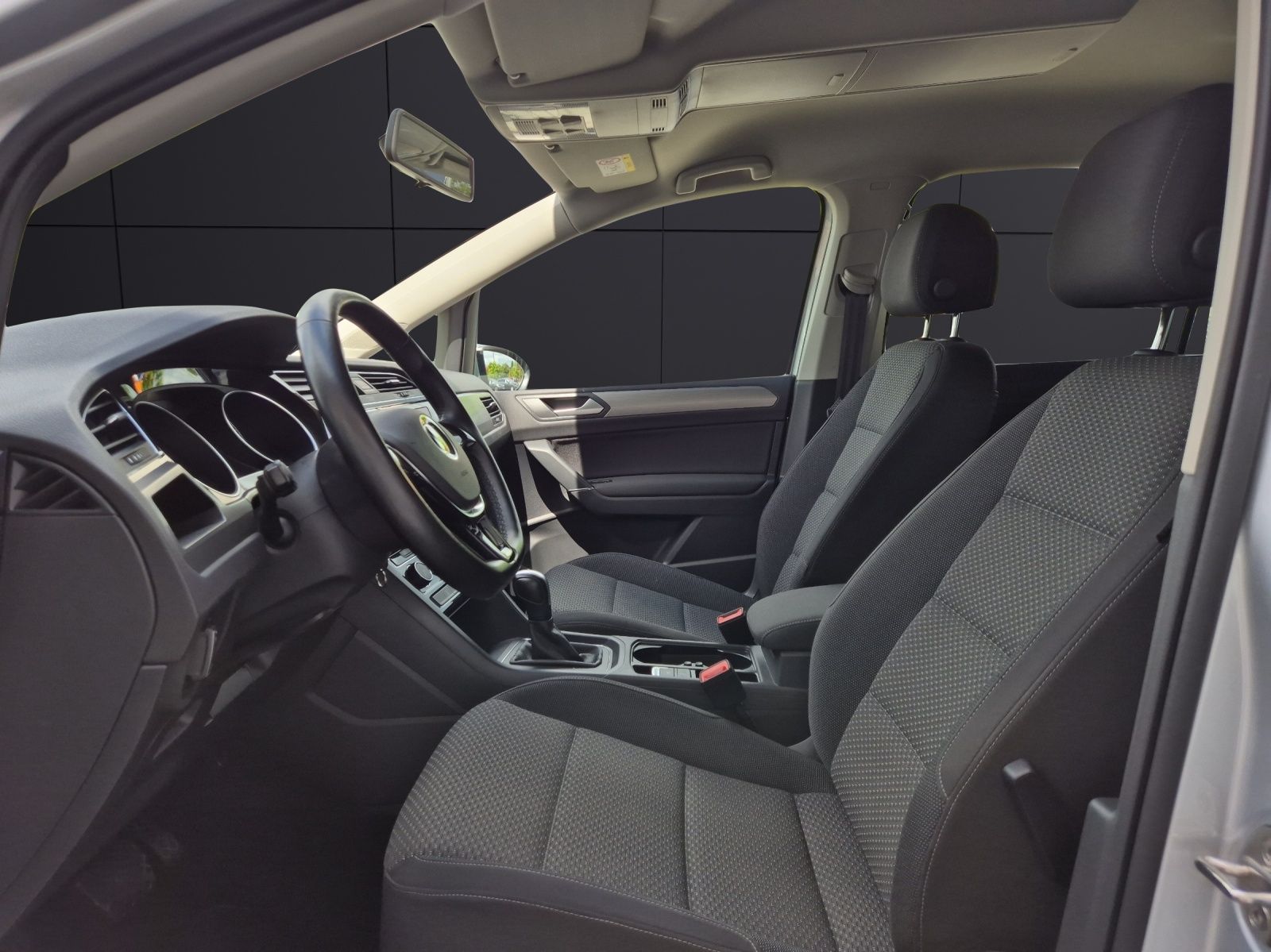 Fahrzeugabbildung Volkswagen Touran TDI Comfortline DSG AHK Navi PDC SH LM