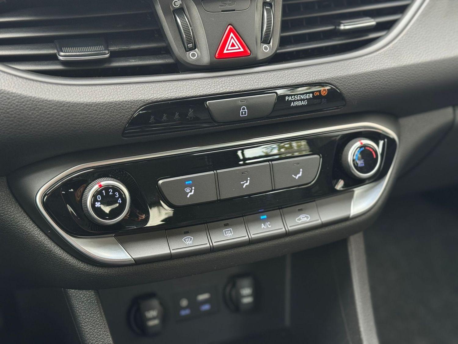 Hyundai i30 Select Kamera CarPlay Navi SHZ Tempom.