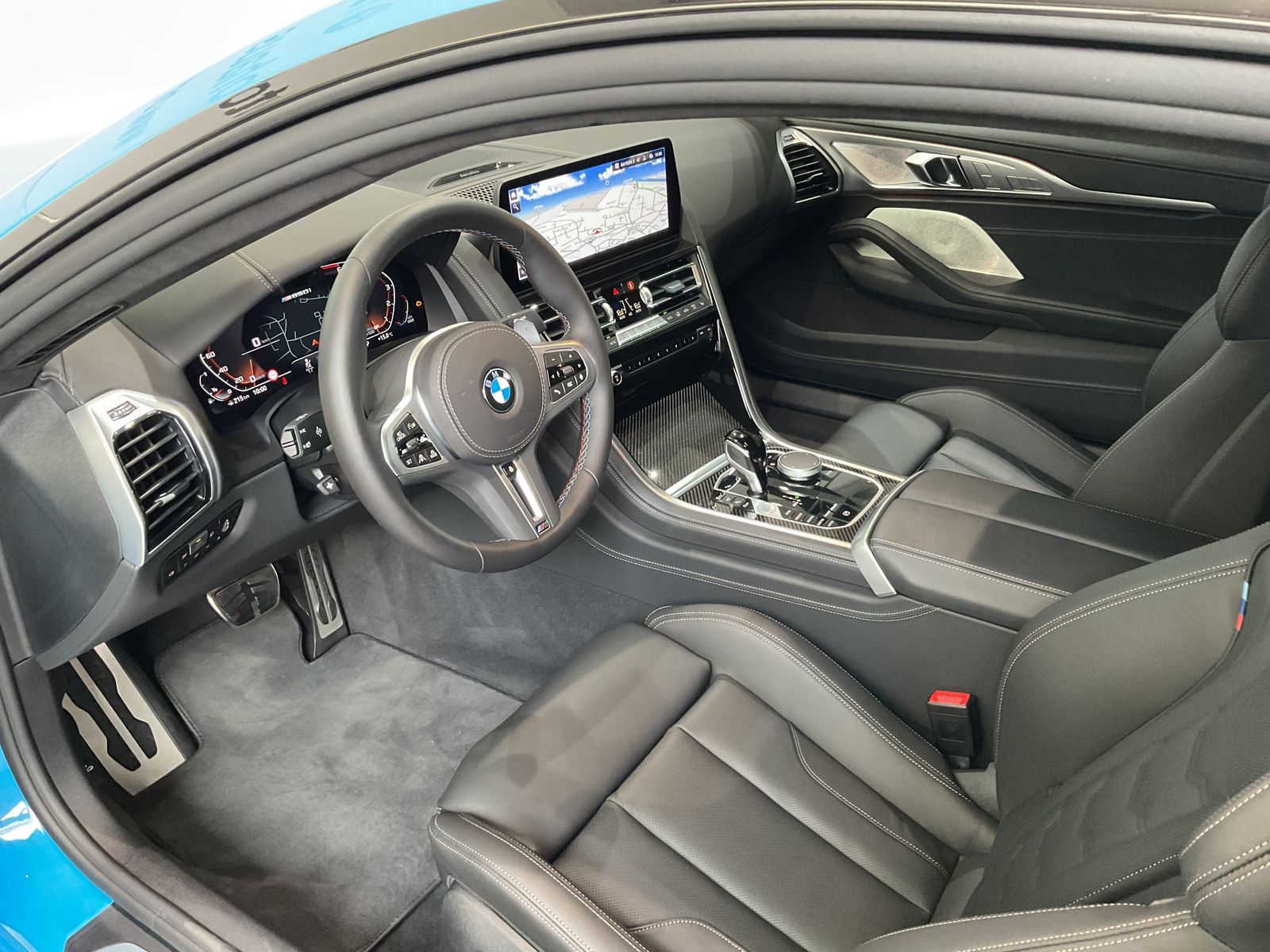 Fahrzeugabbildung BMW M850i xDrive B&W 20" LMR M Carbondach