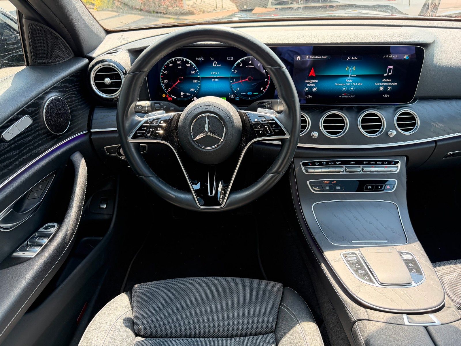 Fahrzeugabbildung Mercedes-Benz E 200 T Avantgarde+Pano+RKamera+Ambiente+TotW