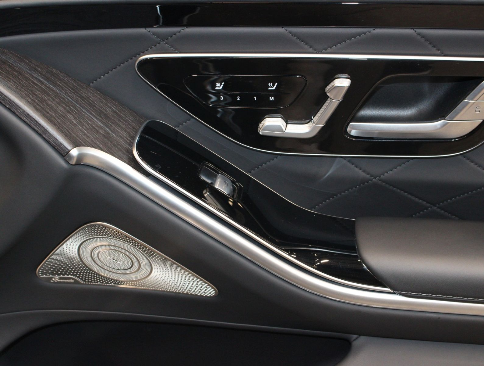 Fahrzeugabbildung Mercedes-Benz S 500 4Matic AMG Line Pano*Burmester*HUD