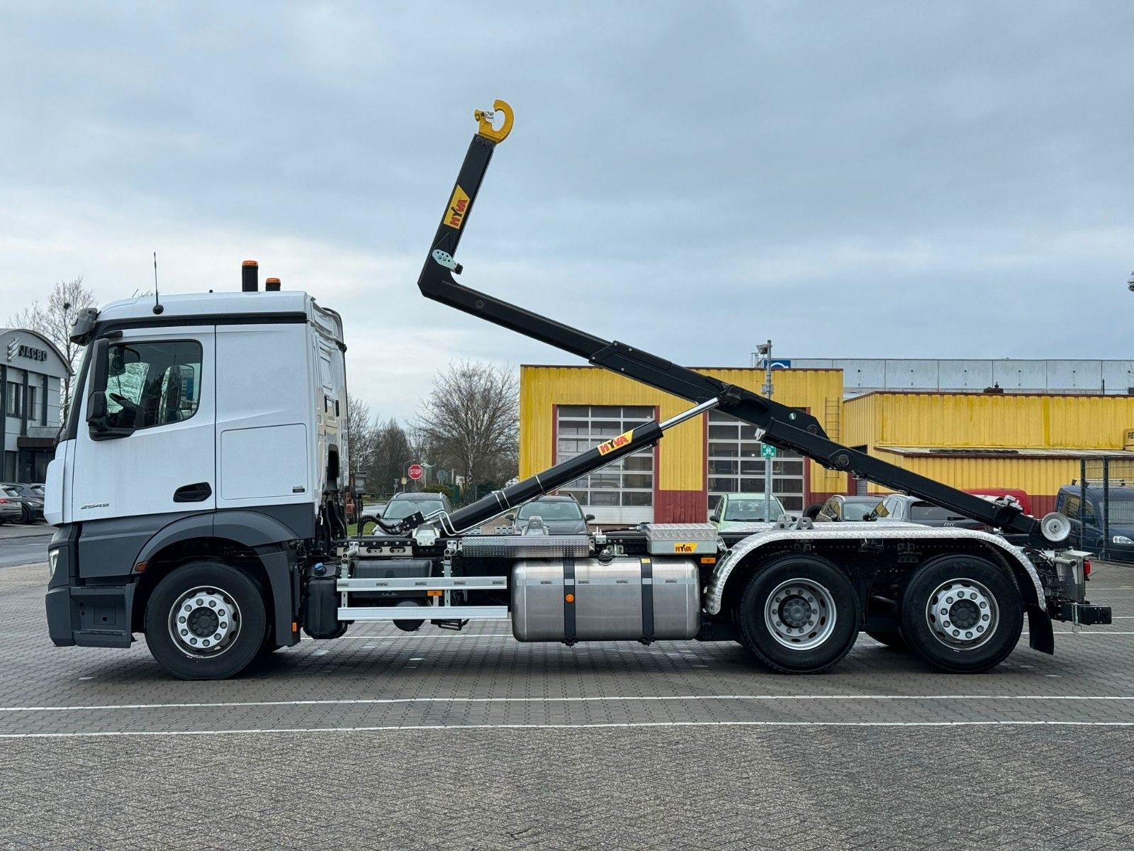 Fahrzeugabbildung Mercedes-Benz Actros 2545 6x2-4 Abrollkipper HYVA  Lift/Lenk