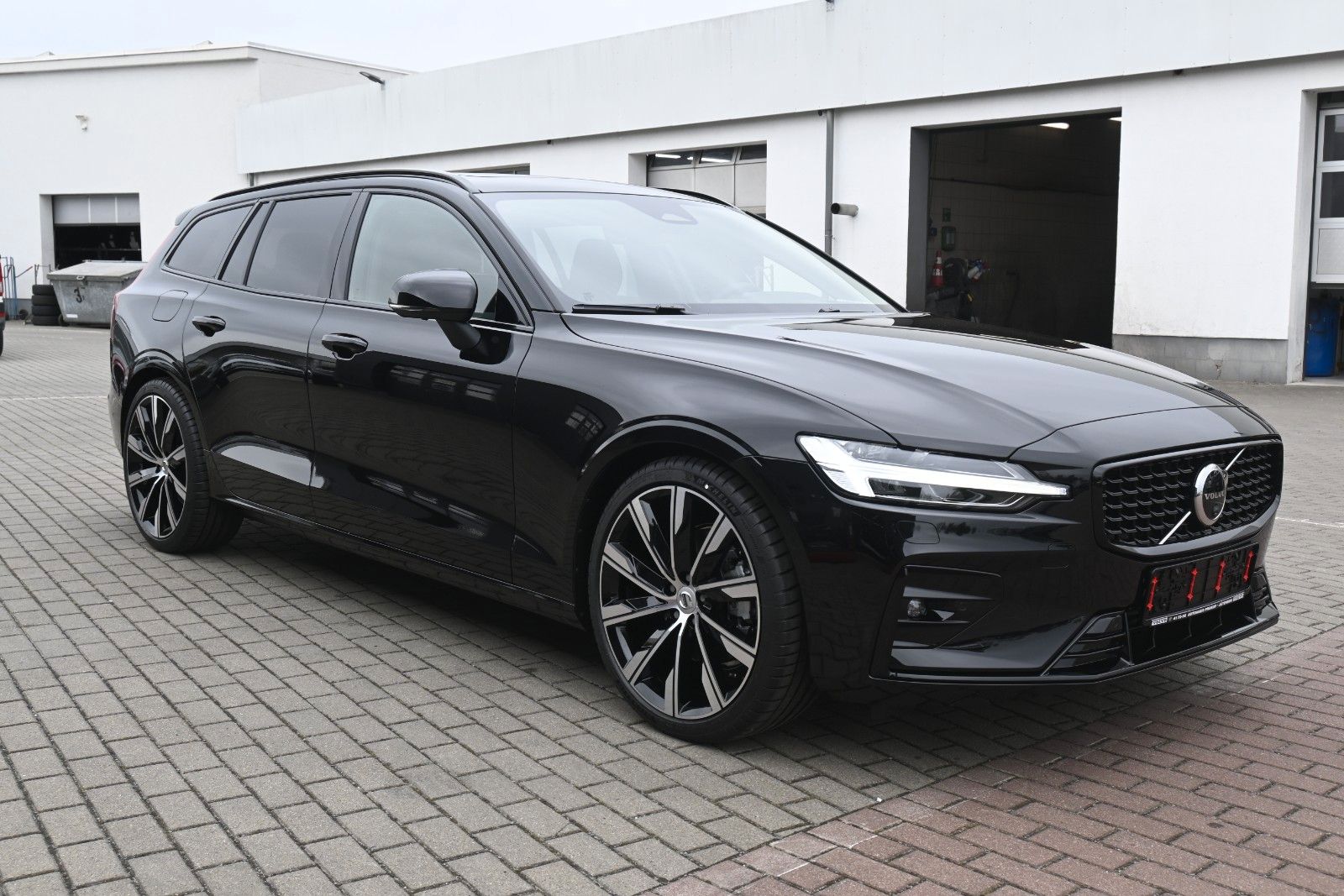 Fahrzeugabbildung Volvo V60 B4 DKG Ultra Dark*B&W*Massage*ACC*AHK*20"