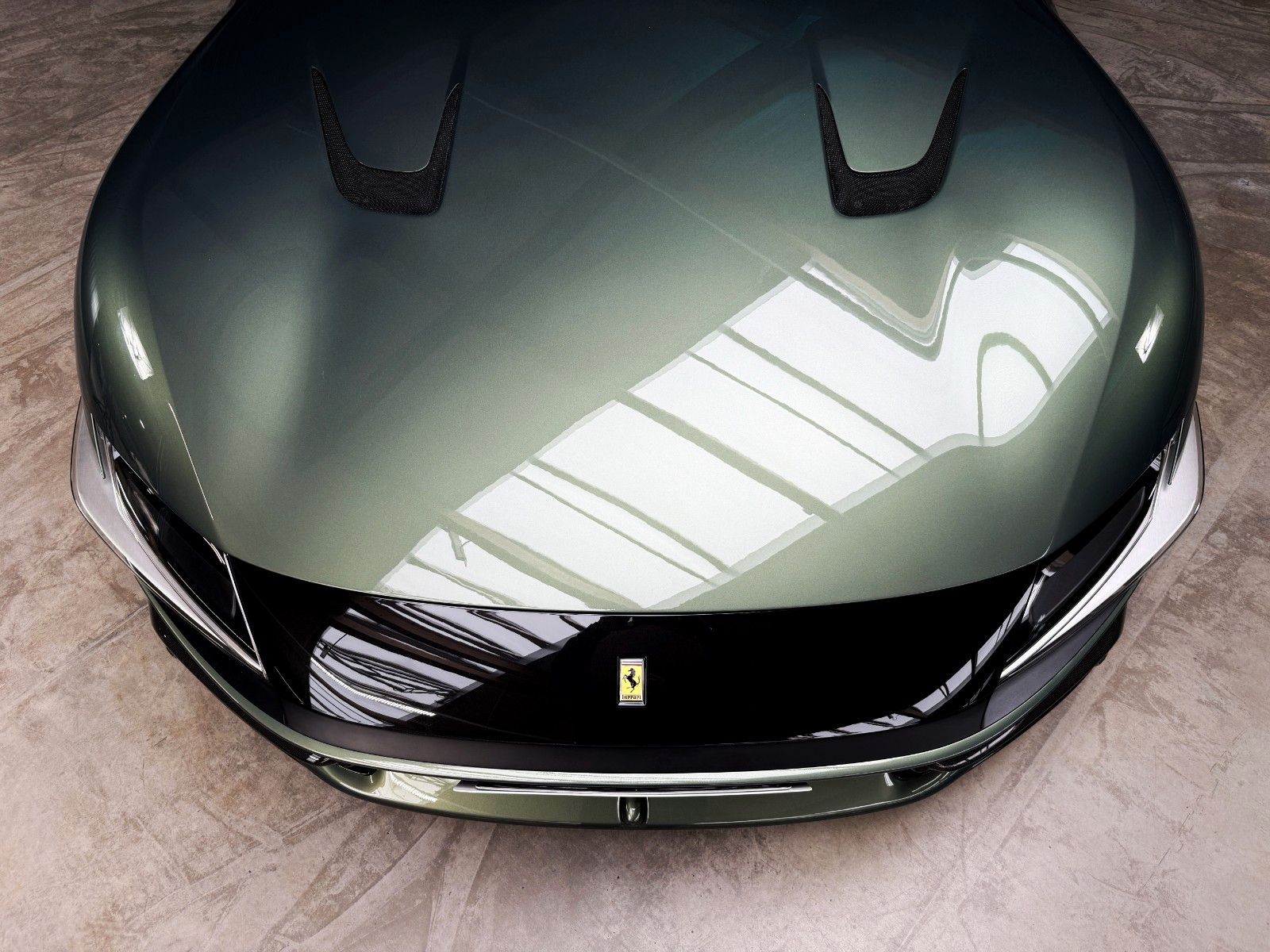 Fahrzeugabbildung Ferrari 12Cilindri + Cabon + Lift + Verde Minerale Metal