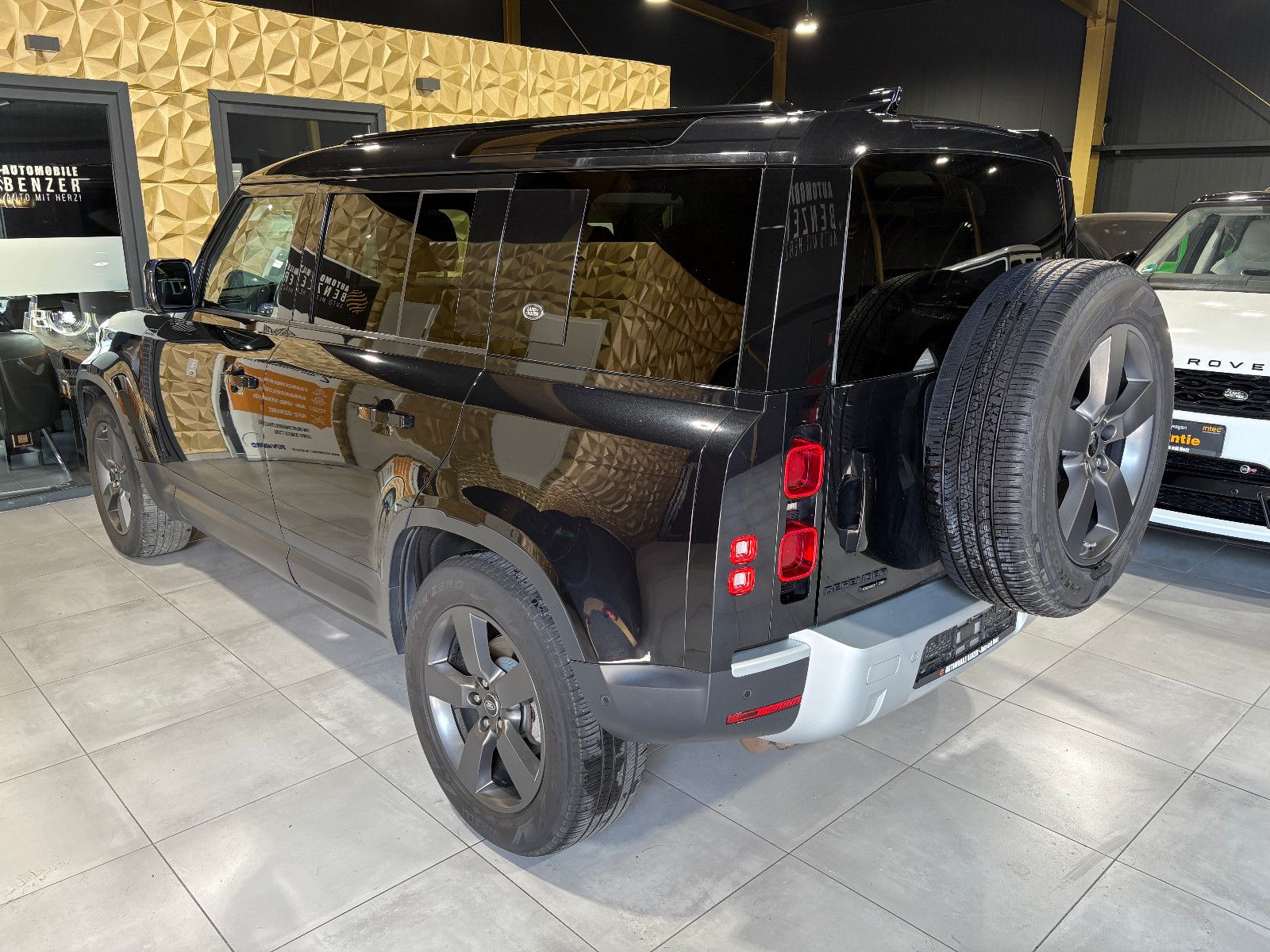 Fahrzeugabbildung Land Rover Defender 110 SE/MEMORY/PANO/360°/APPLE/SHZ/NAVI/