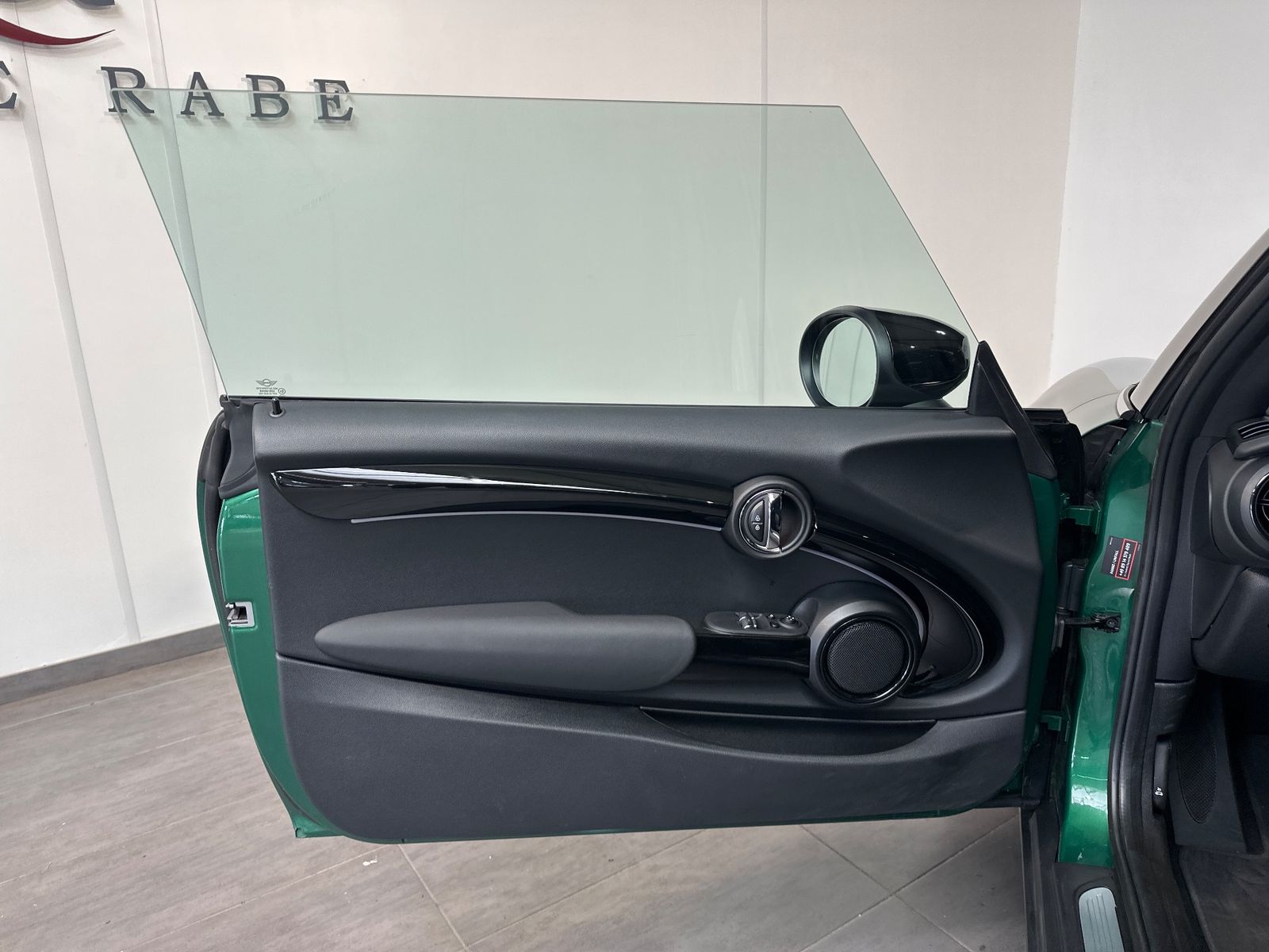 Fahrzeugabbildung MINI Cooper SE Classic Trim Black NAV+LED+KAM+SHZ