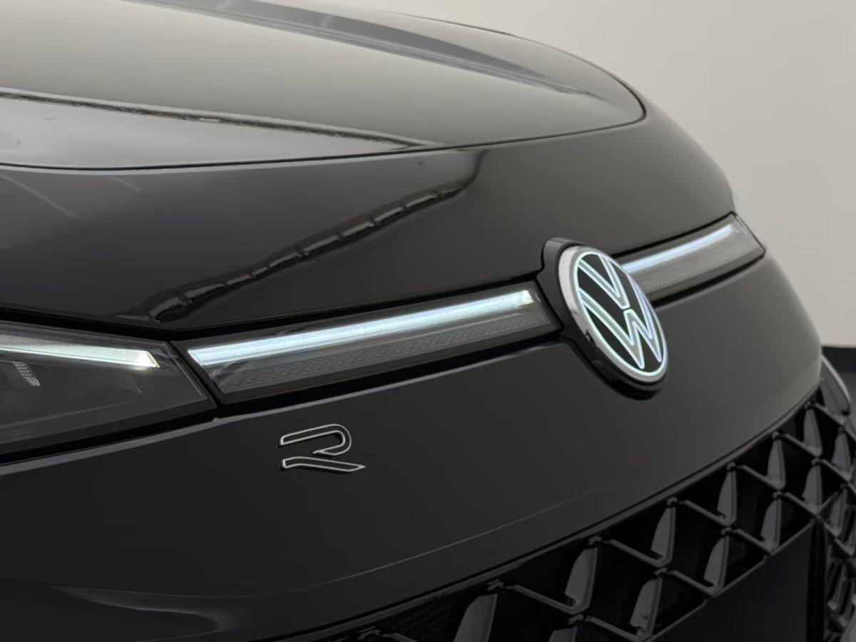 Volkswagen T-Roc 1.5 eTSI DSG R-Line +BLACK-STYLE+CAM+AHK+