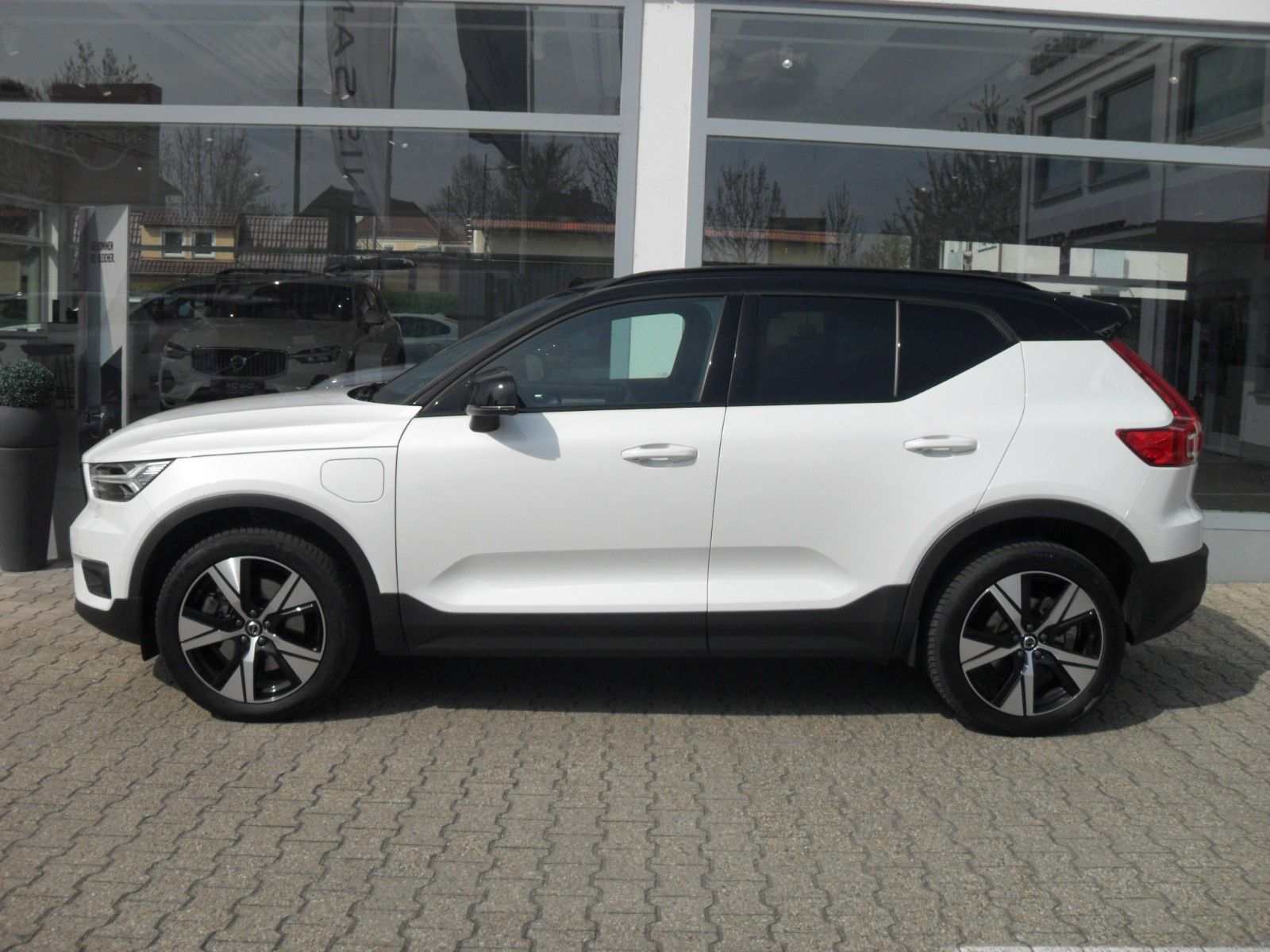 Fahrzeugabbildung Volvo XC 40 T5 R- Design Recharge Plug-In Hybrid