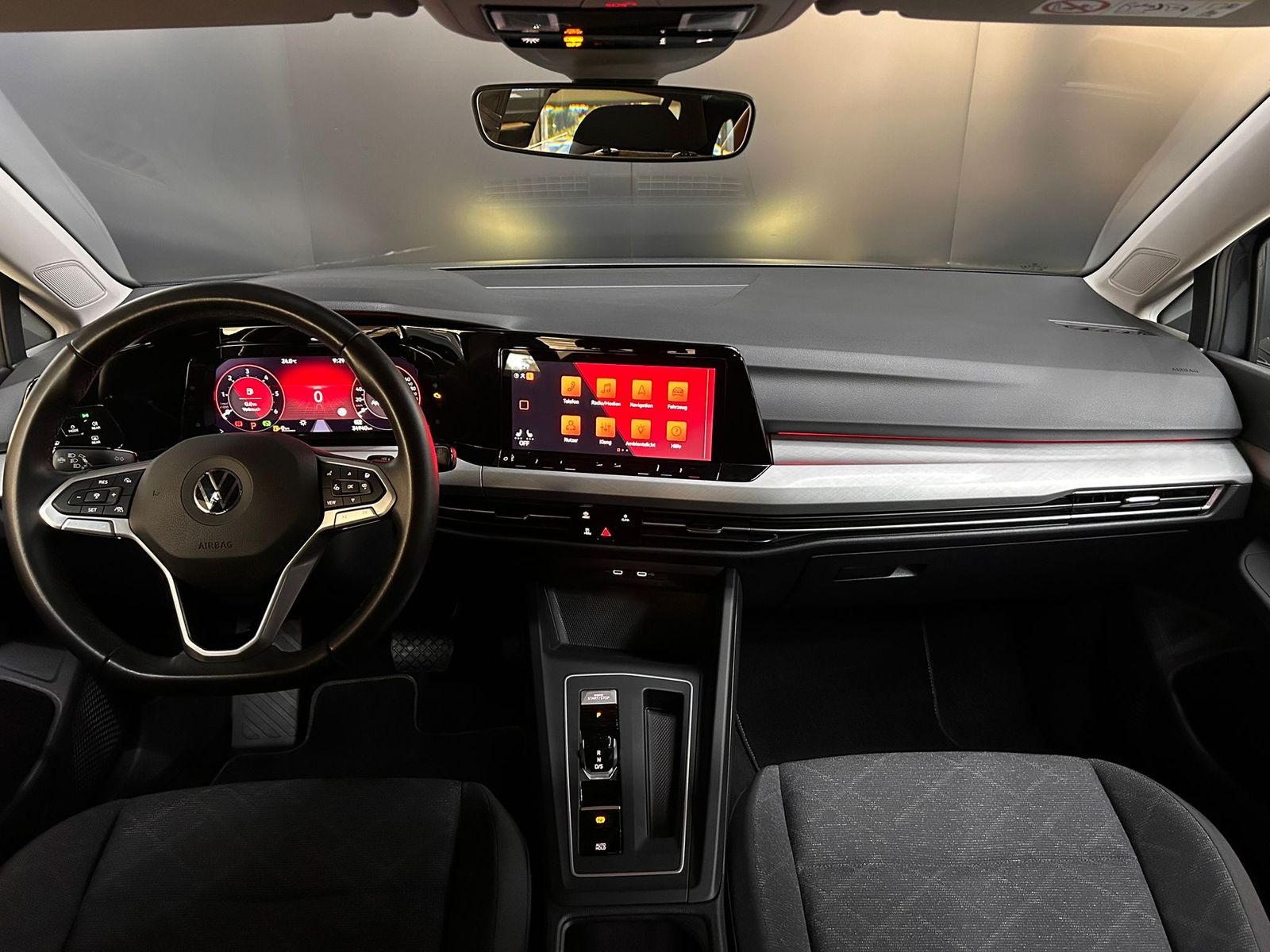 Fahrzeugabbildung Volkswagen Golf VIII Life 2,0TDI DSG VIRTU+LED+SHZ+NAVI+ACC