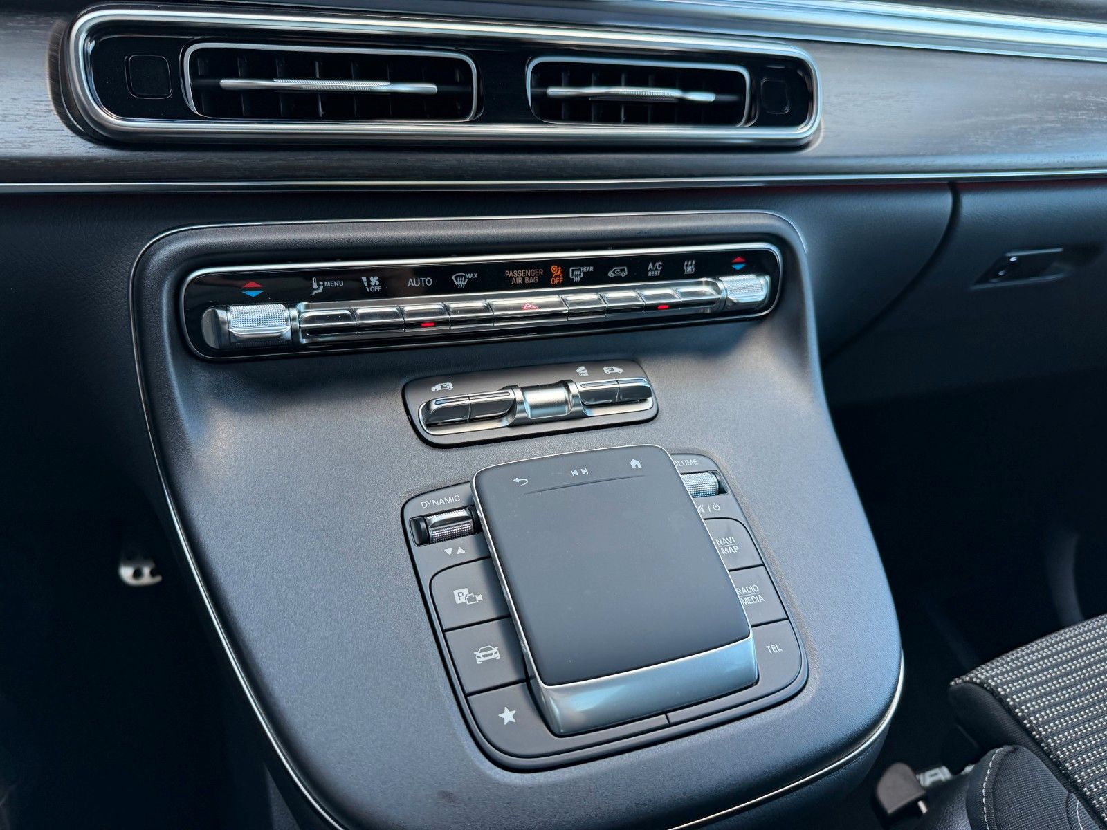 Fahrzeugabbildung Mercedes-Benz V 300 d STYLE AMG 4MATIC AIRMATIC DISTRONIC Pano