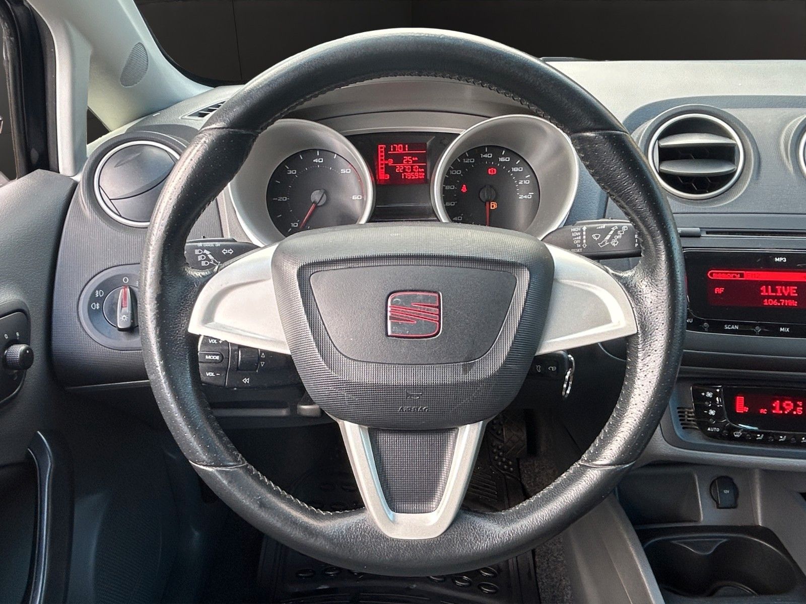 Fahrzeugabbildung SEAT Ibiza Lim. Stylance / Klimaautomatik/ 2.Hand /
