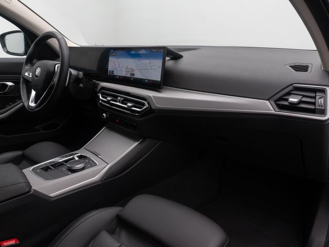 BMW 330, 2022 — 23
