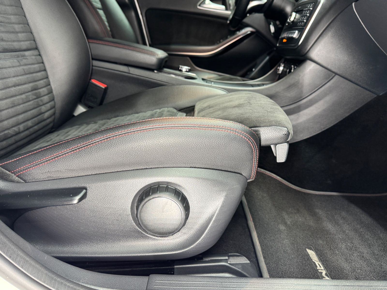 Fahrzeugabbildung Mercedes-Benz GLA 200|7G-AUTOMATIK|NAVI|LED|KAMERA|AHK|AMG-LIN