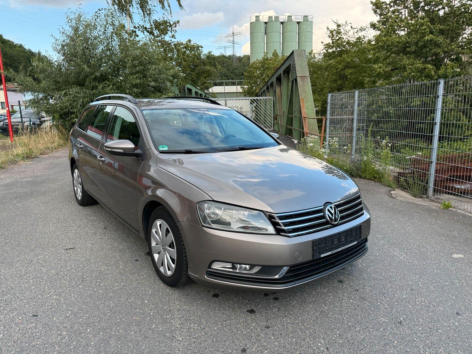 Volkswagen Passat 2011 — interior