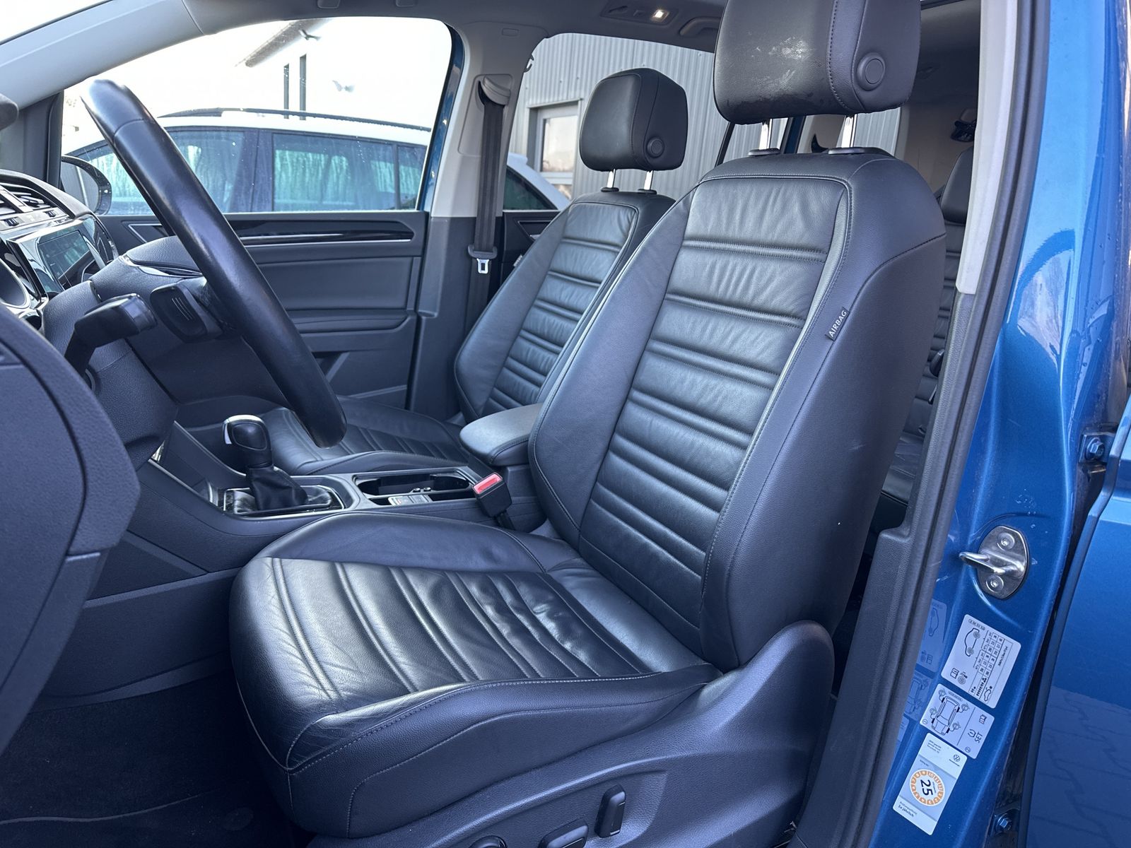 Fahrzeugabbildung Volkswagen Touran 1.5 TSI DSG 7-Sitzer HL NAV+LED+AHK+PANO