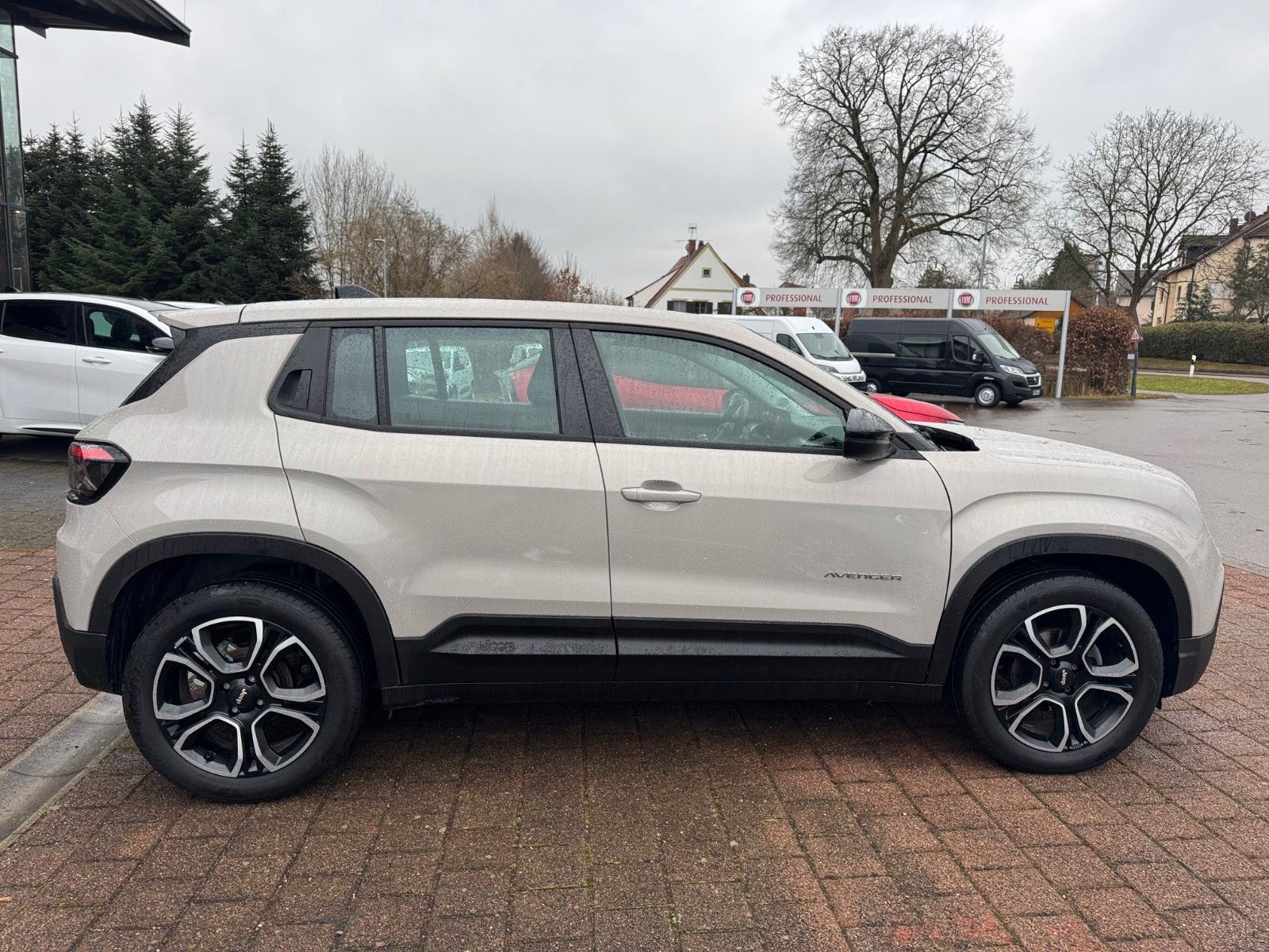 Fahrzeugabbildung Jeep Avenger Altitude Sitzheizung Kamera Navi 18Zoll