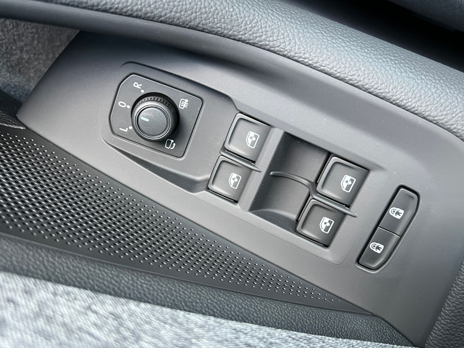 Fahrzeugabbildung SKODA Superb Combi Selection 2.0 TDI DSG *AHK, Navi, K