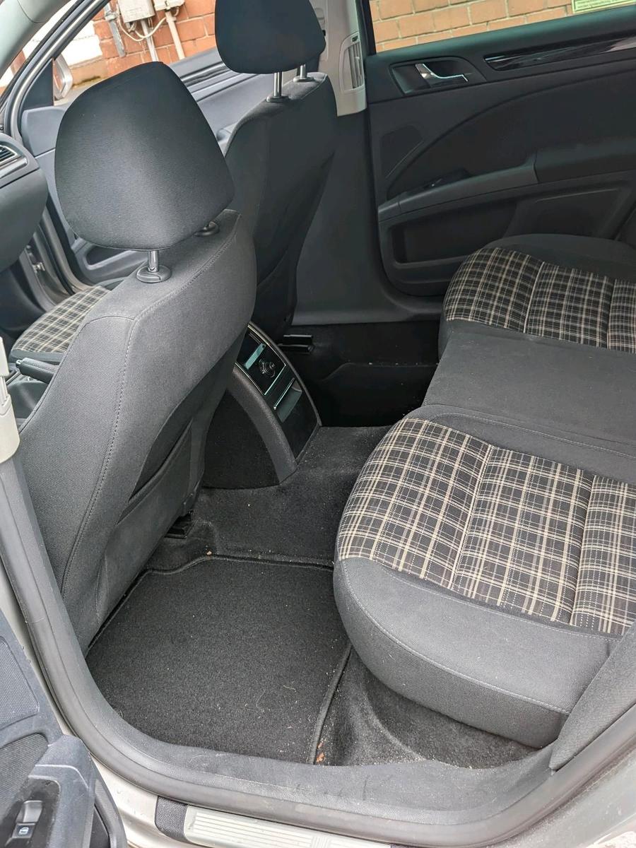Skoda Superb 2012 — interior