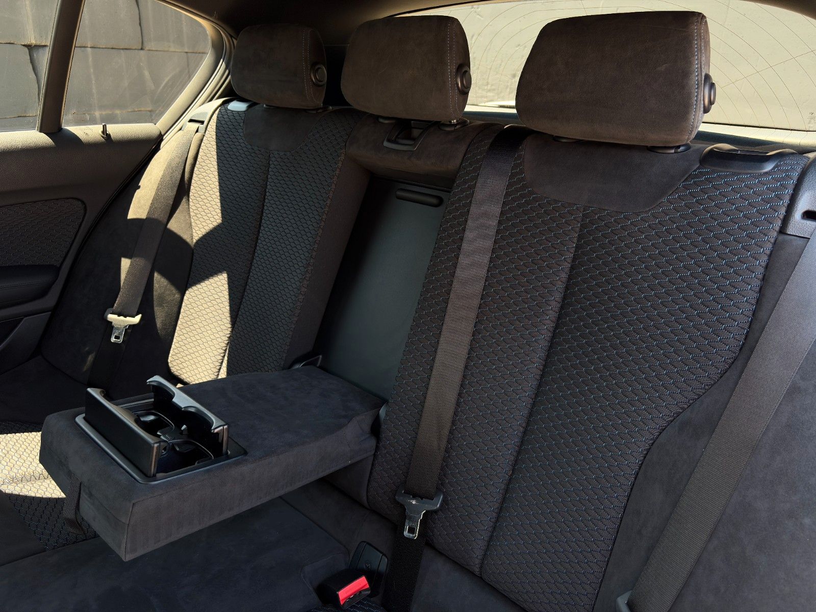 Fahrzeugabbildung BMW 118i M Sport Shadow Navi SHZ PDC LED BT HiFi
