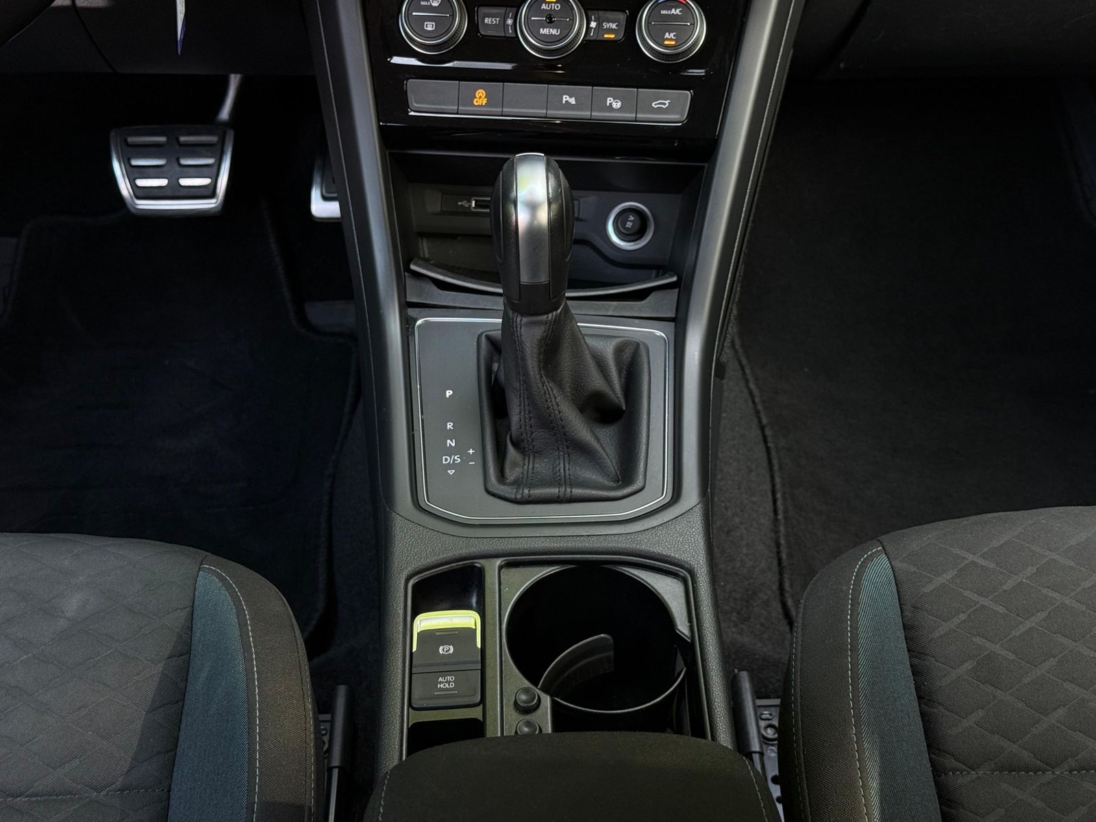 Fahrzeugabbildung Volkswagen Touran 2.0 TDI DSG IQ.DRIVE LED+ACC+NAV+SHZ+DAB