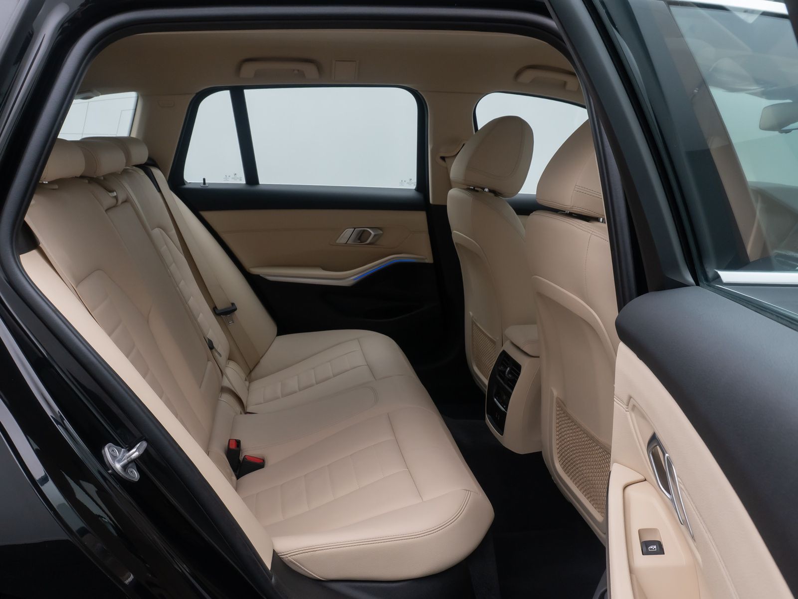 Fahrzeugabbildung BMW 320d Luxury Line 360&deg;Alarm ACC AHK HUD DAB Leder