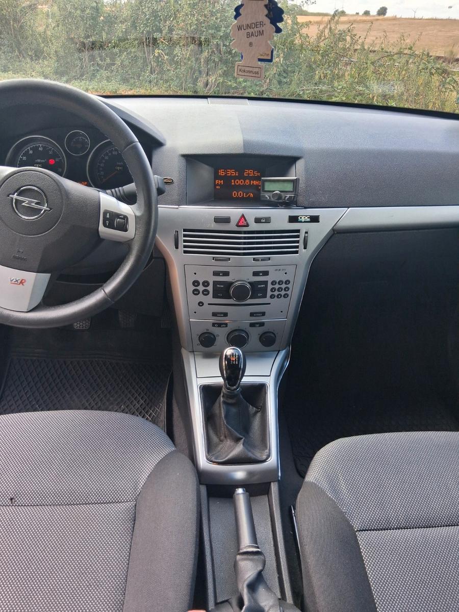 Opel Astra 2009 — photo 14