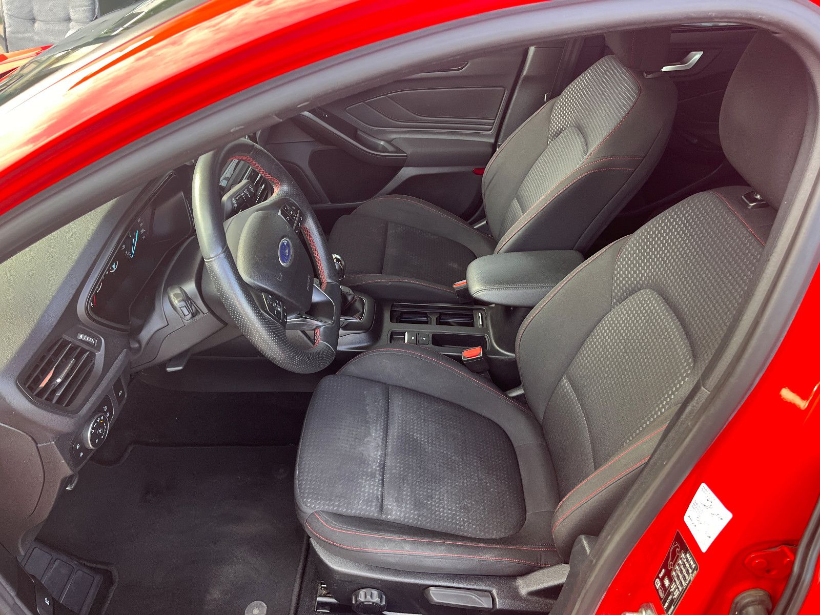 Fahrzeugabbildung Ford Focus Turnier ST-Line