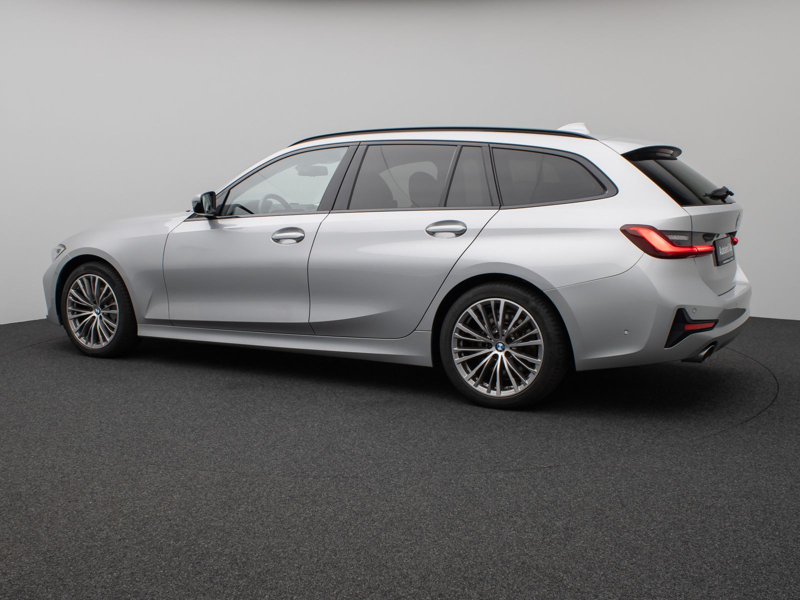 Fahrzeugabbildung BMW 330d xD Sport Line Kamera Panorama HUD DAB H/K