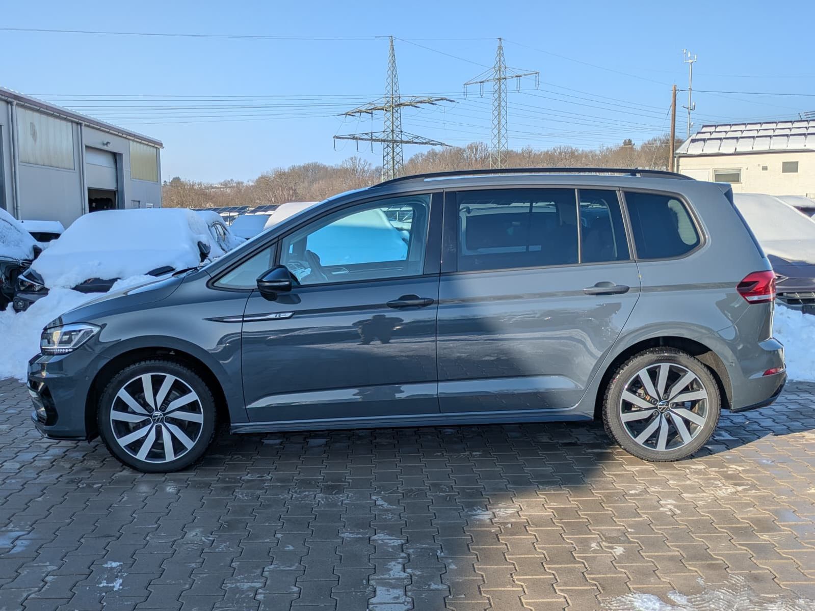 Fahrzeugabbildung Volkswagen Touran 2.0 DSG R-Line High BLACK Pano 7Si IQ AHK