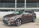 Mercedes-Benz GLA 200D *PANORAMA*4MATIC*FINANZIERUNG AB 3.8%* - mit Diesel-Antrieb: Braun, Geländewagen