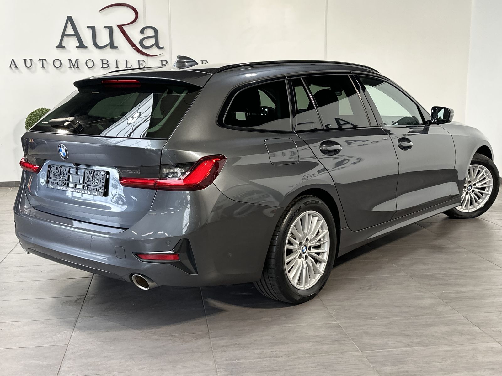 Fahrzeugabbildung BMW 320i Touring Sport-Line NAV+LED+TEMPOMAT+KAMERA